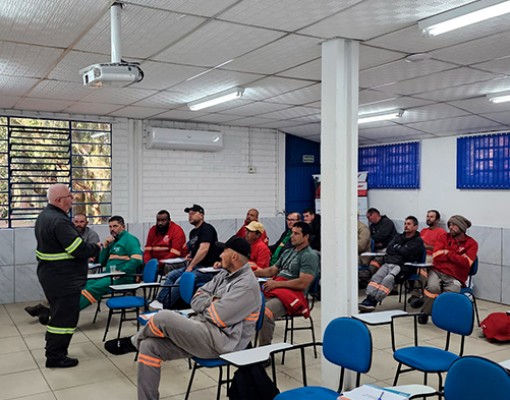 Motoristas iniciam aperfeiçoamento em operação de guindaste