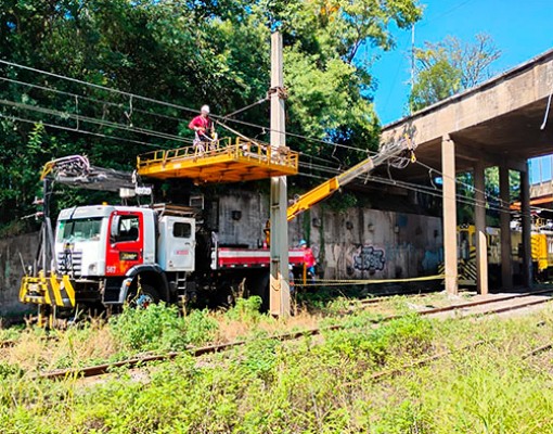 Mercúrio atende emergência nos trilhos do metrô após carga de caminhão tombado na BR-116 atingir a via