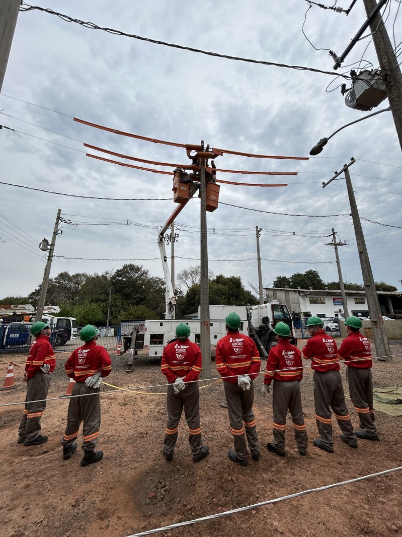 Técnicos de segurança participam de capacitação prática em redes energizadas