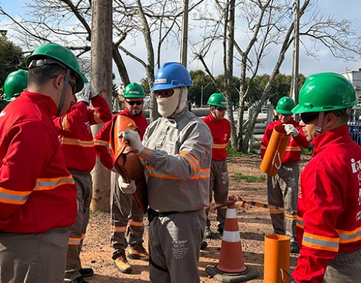 Técnicos de segurança participam de capacitação prática em redes energizadas