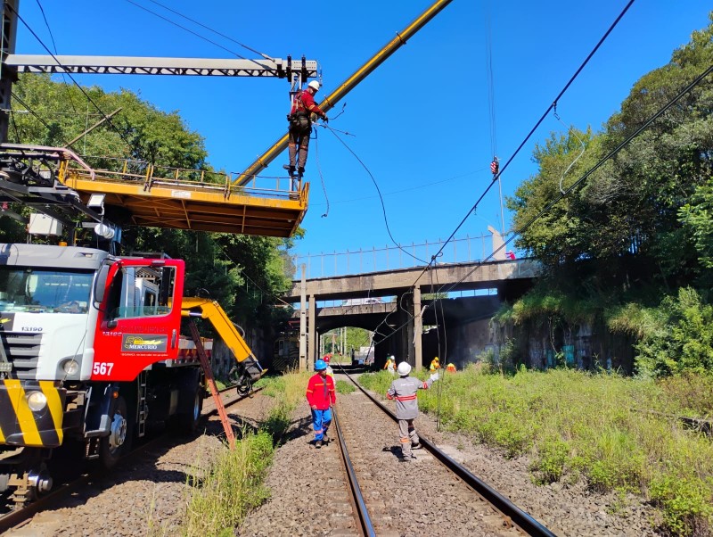 Mercúrio atende emergência nos trilhos do metrô após carga de caminhão tombado na BR-116 atingir a via