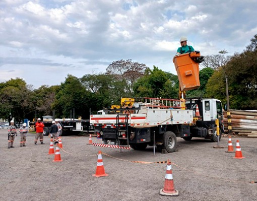 Mercúrio forma motoristas em operação segura de guindauto com cesto aéreo