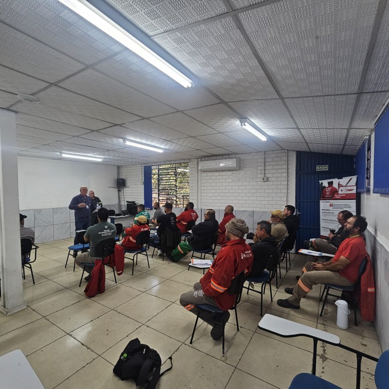 Motoristas iniciam aperfeiçoamento em operação de guindaste